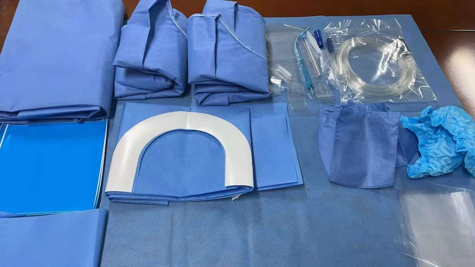 ¿Por qué es fundamental la garantía de esterilidad para los paquetes quirúrgicos de implantes dentales desechables?